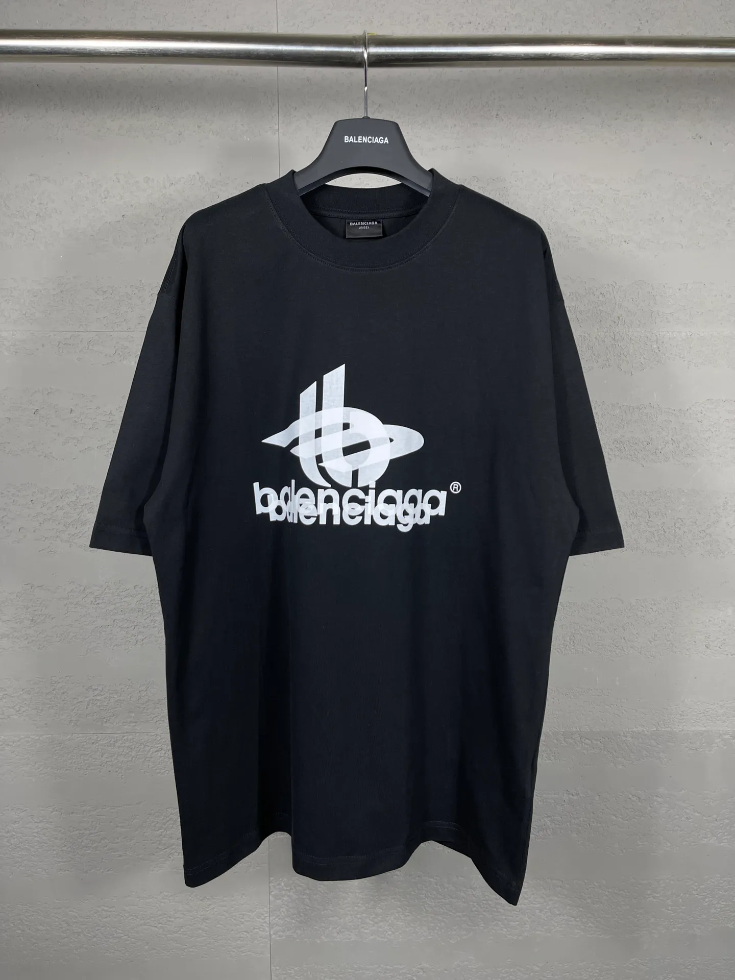 【 . Quality】BALENCI*GA/ .2024New Arrival. LOGOClassic T . . Authentic ， ！ ZP . 260 ， . ， ，。 。Classic ，LOGO ， ， 。 . ， ， ， OS . Same Style ：BL 223213 ：Black，White， Size：XS L